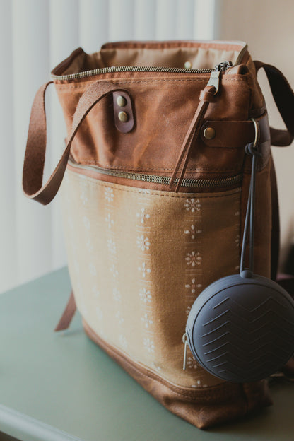 Convertible Tote - Amber Yellow Daisy